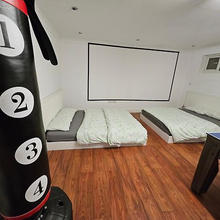 Large Annexe With Games Room Pool Table Ping Pong Air Hockey Movie Projector ウィンザー エクステリア 写真