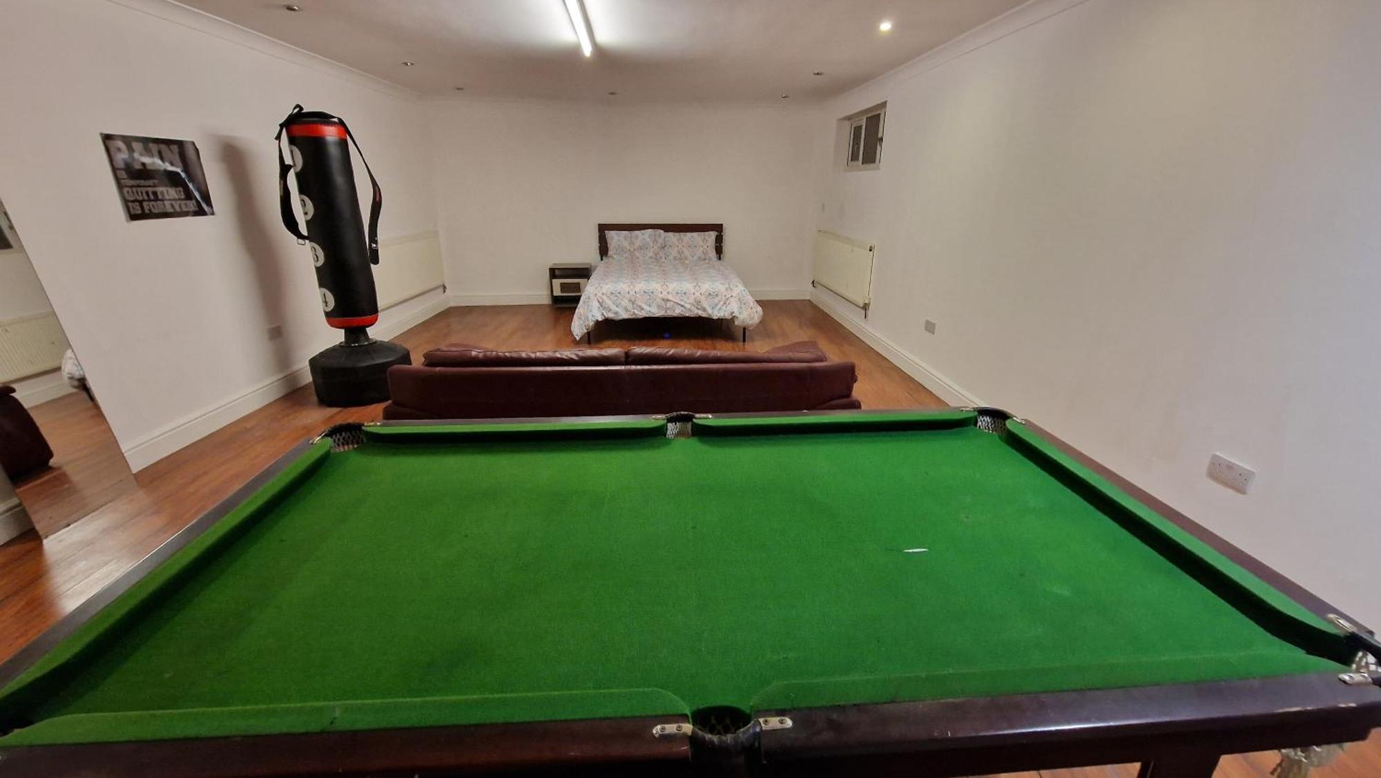 Large Annexe With Games Room Pool Table Ping Pong Air Hockey Movie Projector ウィンザー エクステリア 写真