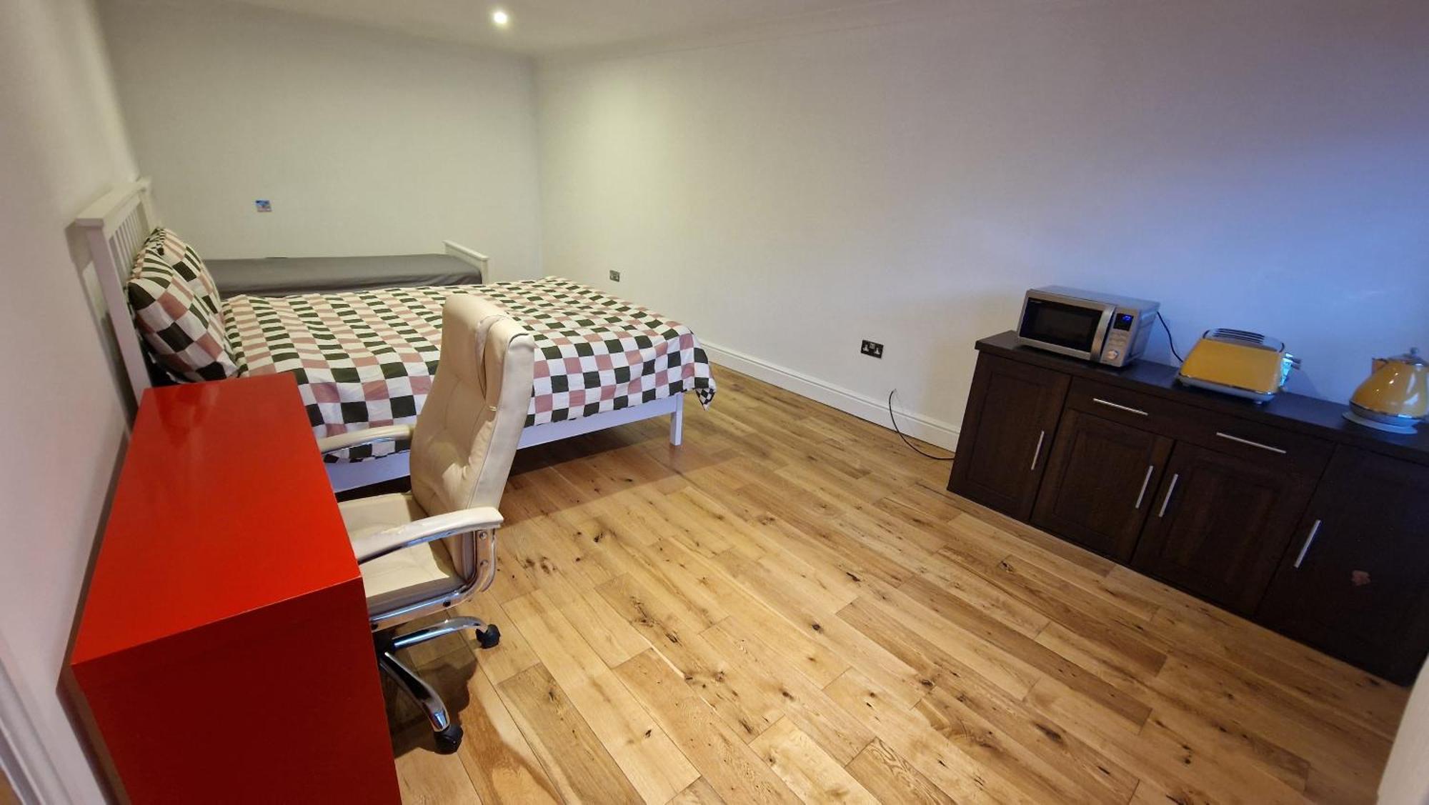 Large Annexe With Games Room Pool Table Ping Pong Air Hockey Movie Projector ウィンザー エクステリア 写真