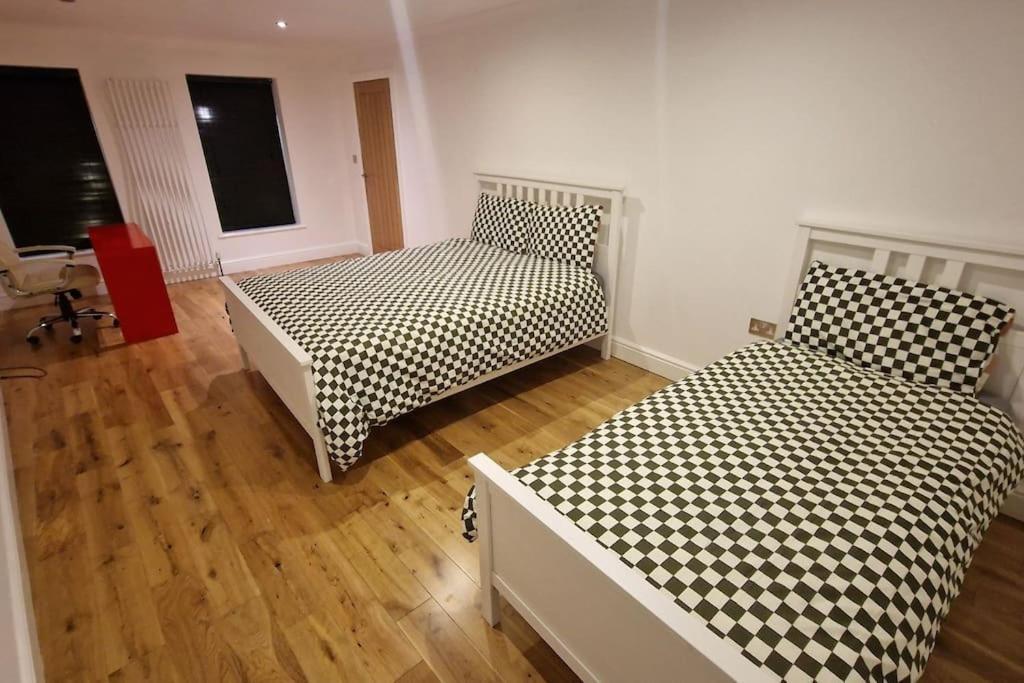 Large Annexe With Games Room Pool Table Ping Pong Air Hockey Movie Projector ウィンザー エクステリア 写真