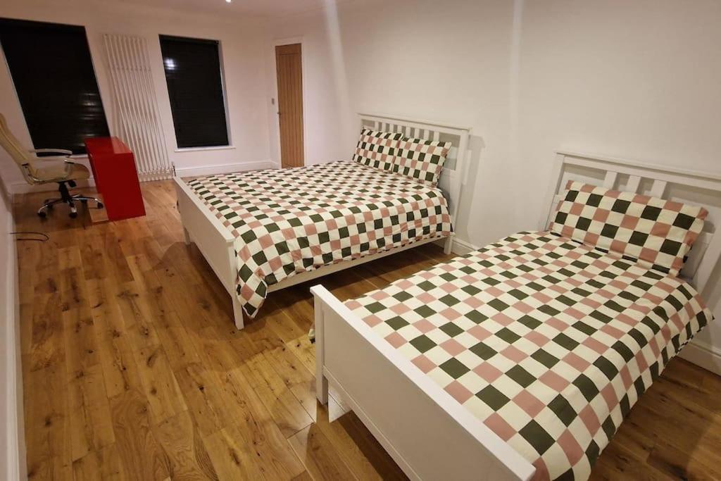 Large Annexe With Games Room Pool Table Ping Pong Air Hockey Movie Projector ウィンザー エクステリア 写真