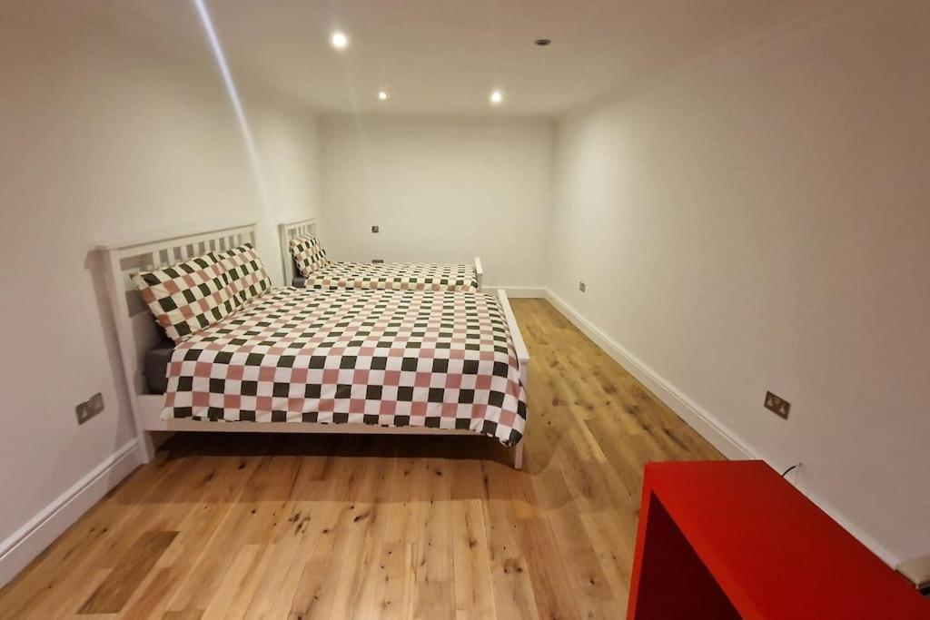 Large Annexe With Games Room Pool Table Ping Pong Air Hockey Movie Projector ウィンザー エクステリア 写真