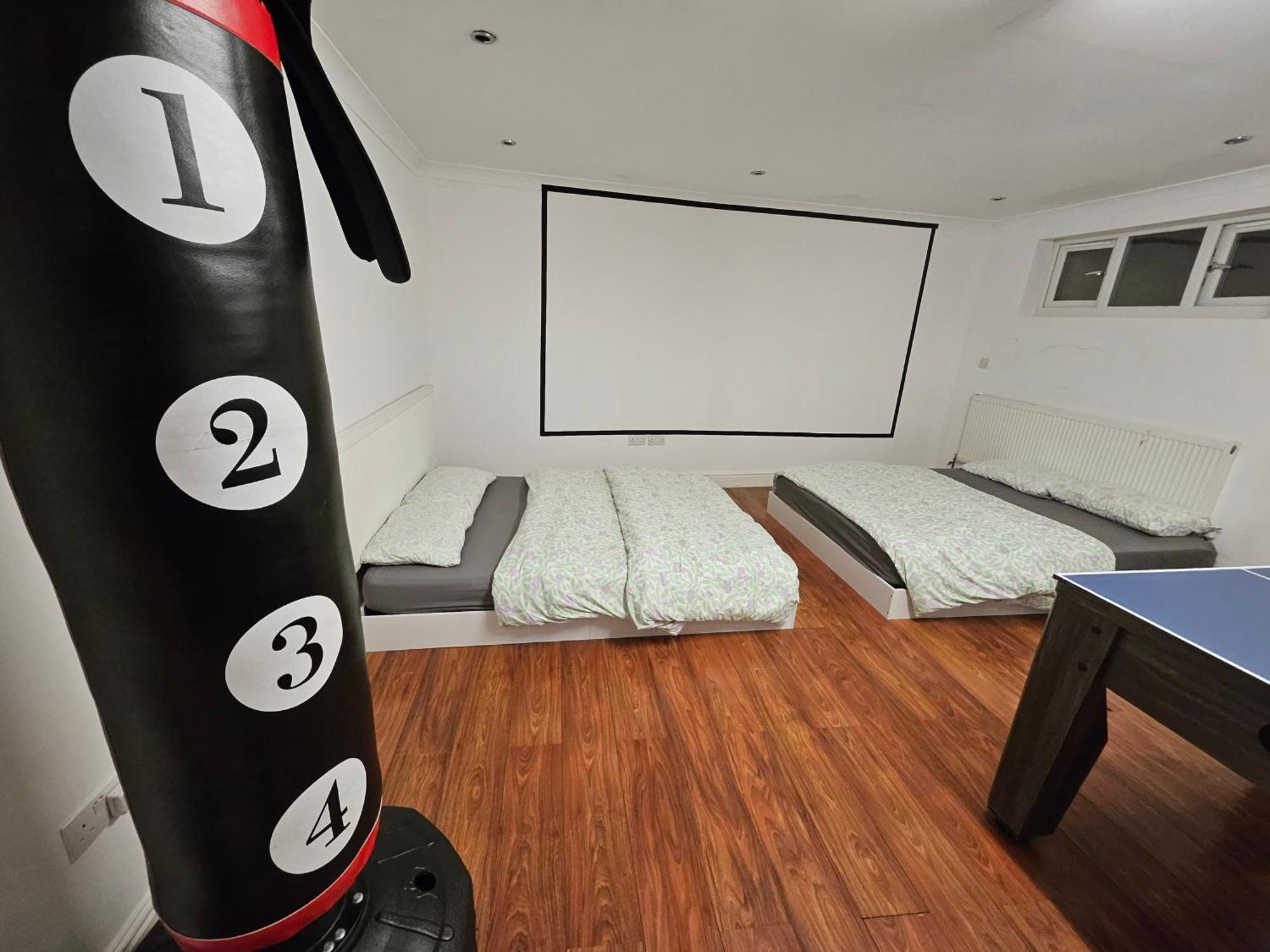Large Annexe With Games Room Pool Table Ping Pong Air Hockey Movie Projector ウィンザー エクステリア 写真