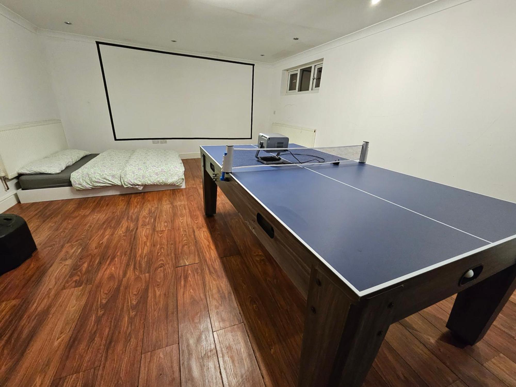 Large Annexe With Games Room Pool Table Ping Pong Air Hockey Movie Projector ウィンザー エクステリア 写真