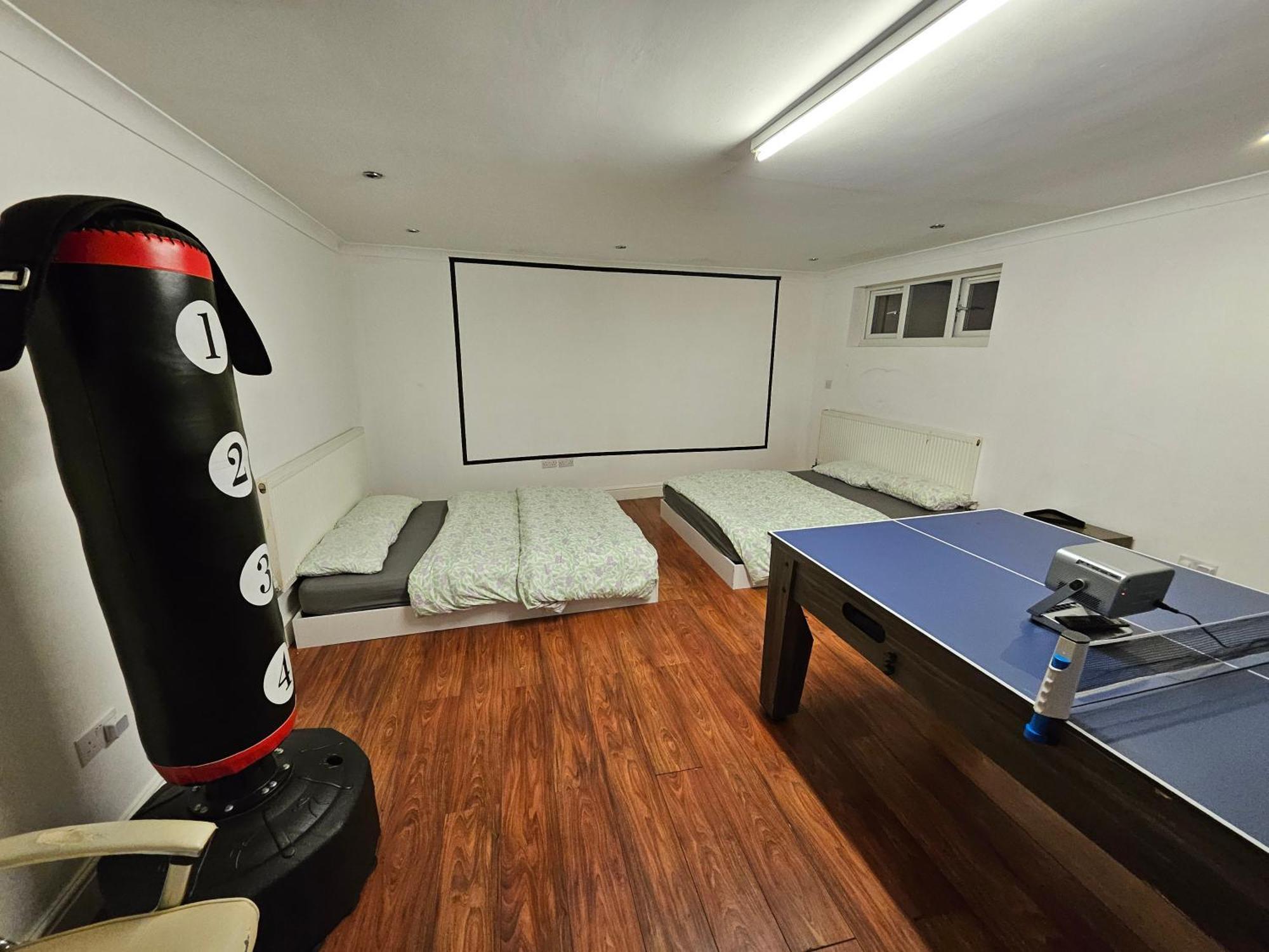 Large Annexe With Games Room Pool Table Ping Pong Air Hockey Movie Projector ウィンザー エクステリア 写真